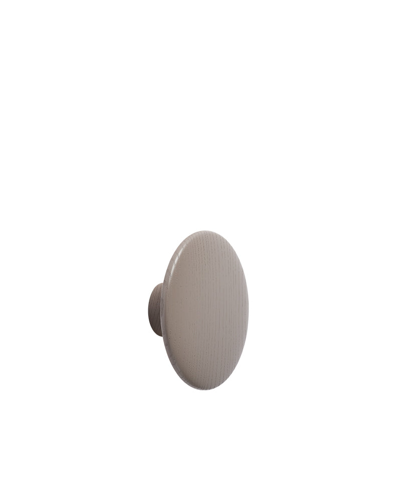 Dots- Knag i taupe egetræ- ø13 Muuto knag i taupe til frisørudstyr og salonmøbler